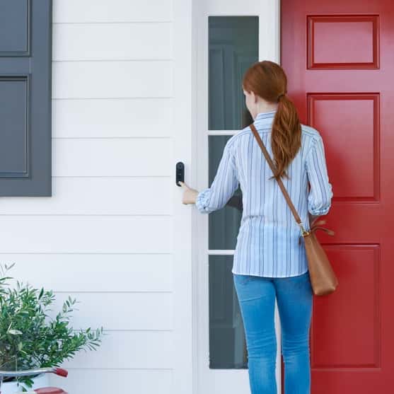 La porte d'entrée marque le seuil de votre maison. C'est le prélude à des moments précieux passés en famille ou entre amis. C'est là que les colis s'empilent à l'approche des fêtes de fin d'année. Et c'est également par là que passent les cambrioleurs qui tentent de s'introduire chez vous. C'est pour cela que nous avons conçu une sonnette capable de protéger votre porte d'entrée tout en restant accueillante.
